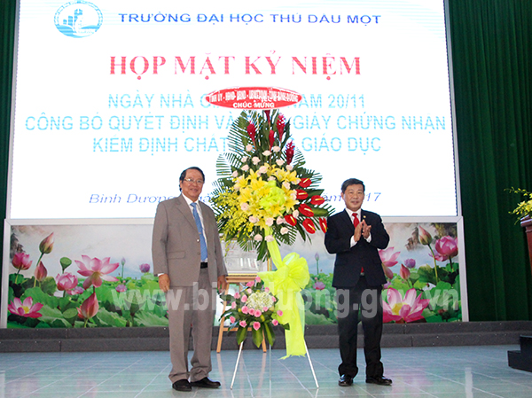 Trường Đại học Thủ Dầu Một họp mặt kỷ niệm Ngày Nhà giáo Việt Nam và công bố đạt chuẩn chất lượng giáo dục